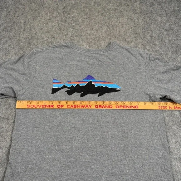 Patagonia Gray Fitz Roy Smallmouth Responsibili Short Sleeve T-Shirt Men Size‎ M - Picture 3 of 5